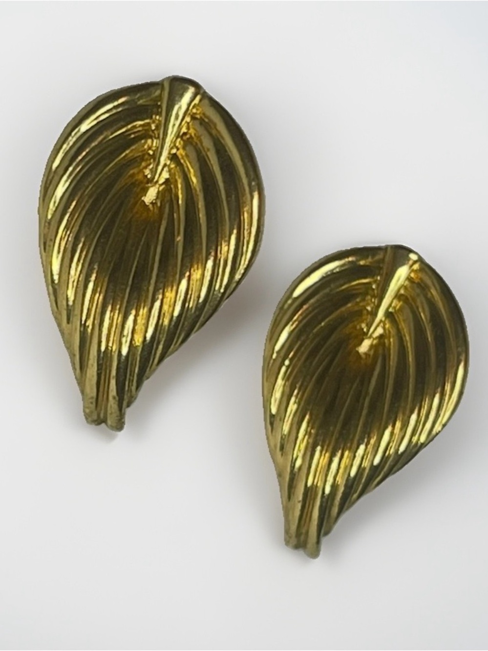 Vintage Avon Earrings Gold Tone Teardrop Textured Fan Leaf Hypoallergenic